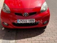 Usado Toyota Aygo Live 68 CV (50 kW) 2012 Rojo Utilitario