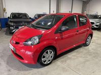 Usado Toyota Aygo 68 CV (50 kW) 2007 Rojo Utilitario