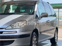 Usado Peugeot 807 109 CV (80 kW) 2004 Gris / plata Monovolumen