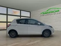 Usado Toyota Yaris Hybrid Active 100 CV (73 kW) 2019 Blanco Berlina