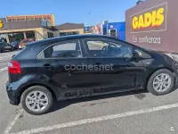 Usado Kia Rio 84 CV (61 kW) 2016 Negro Utilitario
