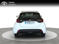 Usado Toyota Yaris Hybrid Active 116 CV (85 kW) 2022 Blanco Monovolumen