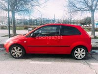 Usado Ford Fiesta 90 CV (66 kW) 2005 Rojo Coupe