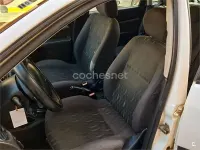 Usado Ford Focus Trend 90 CV (66 kW) 2004 Blanco Berlina