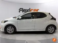 Usado Toyota Yaris Hybrid Active 116 CV (85 kW) 2022 Blanco Berlina