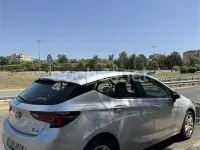 Usado Opel Astra Dynamic 110 CV (80 kW) 2016 Gris / plata Berlina