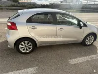 Usado Kia Rio 84 CV (61 kW) 2017 Gris / plata Berlina
