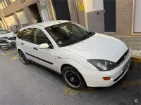 Usado Ford Focus Ambiente 100 CV (73 kW) 2001 Blanco Berlina