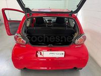 Usado Toyota Aygo 68 CV (50 kW) 2010 Rojo Utilitario