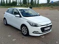 Usado Hyundai i20 84 CV (61 kW) 2015 Blanco Berlina