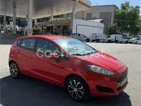 Usado Ford Fiesta Trend 60 CV (44 kW) 2015 Rojo Utilitario