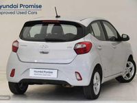 Usado Hyundai i10 67 CV (49 kW) 2023 New sleek silver Utilitario