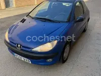 Usado Peugeot 206 70 CV (51 kW) 2002 Azul Berlina