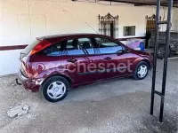 Usado Ford Focus Trend 100 CV (73 kW) 2003 Granate Berlina