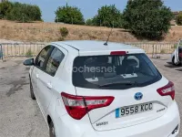 Usado Toyota Yaris Hybrid 100 CV (73 kW) 2017 Blanco Berlina