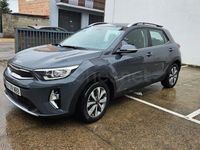 Usado Kia Stonic 100 CV (73 kW) 2022 Gris / plata SUV
