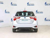 Usado Toyota Yaris Hybrid Advance 100 CV (73 kW) 2019 Gris / plata Berlina