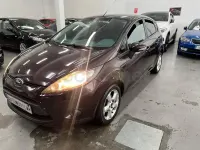Usado Ford Fiesta Trend 70 CV (51 kW) 2011 Granate Berlina