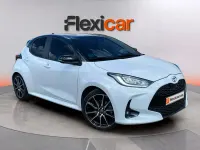 Używany Toyota Yaris Hybrid Plus 130 KM (95 kW) 2024 Biały Sedan/Limuzyna