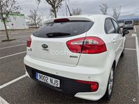 Usado Kia Rio 84 CV (61 kW) 2015 Blanco Berlina