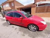 Usado Ford Focus Trend 109 CV (80 kW) 2003 Rojo Berlina