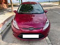 Usado Ford Fiesta Titanium 70 CV (51 kW) 2011 Granate Utilitario