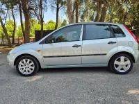 Usado Ford Fiesta Trend 100 CV (73 kW) 2004 Gris / plata Utilitario