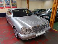 Usado Mercedes E200 136 CV (100 kW) 1995 Gris / plata Berlina