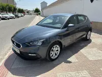 Usado Seat Leon Reference 115 CV (84 kW) 2021 Gris / plata Berlina