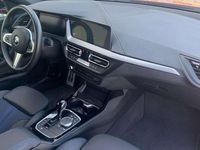 Usado BMW 118 Comfort Edition 150 CV (110 kW) 2024 Rojo Utilitario