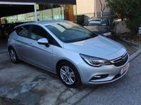 Usado Opel Astra Selective 110 CV (80 kW) 2018 Gris Familiar