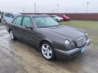 Usado Mercedes E200 Avantgarde 116 CV (85 kW) 2001 Beige Berlina