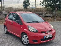 Usado Toyota Aygo Live 68 CV (50 kW) 2010 Rojo Utilitario