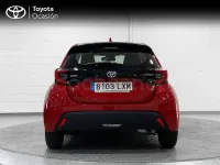 Usado Toyota Yaris Hybrid Active 116 CV (85 kW) 2022 Rojo Berlina