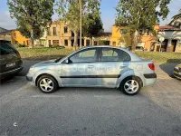 Usado Kia Rio EX 110 CV (80 kW) 2005 Gris / plata Berlina
