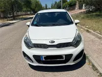 Usado Kia Rio 85 CV (62 kW) 2014 Blanco Berlina