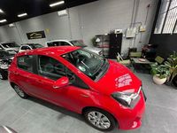 Usado Toyota Yaris Hybrid Active 100 CV (73 kW) 2015 Rojo Berlina