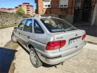 Usado Ford Escort 90 CV (66 kW) 2000 Gris / plata Berlina