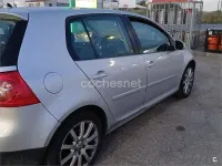 Usado VW Golf V Highline 105 CV (77 kW) 2007 Gris / plata Berlina
