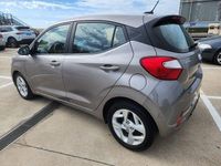 Usado Hyundai i10 67 CV (49 kW) 2021 Gris Utilitario
