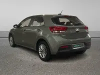 Usado Kia Rio 100 CV (73 kW) 2023 Verde Berlina
