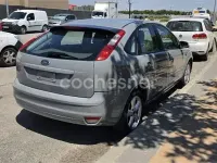 Usado Ford Focus Trend 100 CV (73 kW) 2005 Gris / plata Berlina