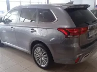 Usado Mitsubishi Outlander P-HEV 224 CV (164 kW) 2020 Gris / plata SUV