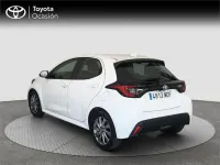 Usado Toyota Yaris Hybrid Active 116 CV (85 kW) 2023 Blanco Monovolumen