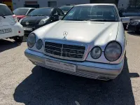 Usado Mercedes E300 Avantgarde 136 CV (100 kW) 1997 Gris / plata Berlina