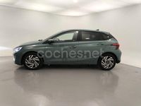 Usado Hyundai i20 100 CV (73 kW) 2025 Verde Berlina