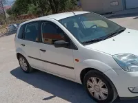 Usado Ford Fiesta Trend 68 CV (50 kW) 2006 Blanco Utilitario