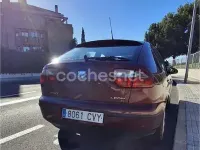 Usado Seat Leon Sport 110 CV (80 kW) 2004 Granate Utilitario