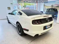 Usado Ford Mustang 305 CV (224 kW) 2013 Blanco Coupe