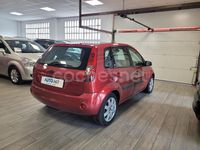 Usado Ford Fiesta Ghia 90 CV (66 kW) 2005 Granate Utilitario